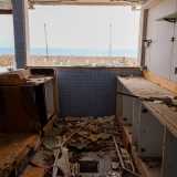 La cucina poi versa in condizioni ancora peggiori. L�area cottura � completamente distrutta...